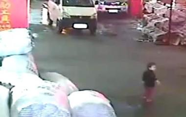 موجة غضب تجتاح الصين بسبب مقطع فيديو لحادث طفلة!! 