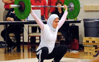 مسلمة ترفع الاثقال في اولمبياد لندن 2012 بالحجاب! 