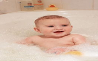 نصائح لحمام آمن للطفل الرضيع 