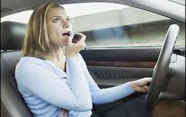 المرأة تتعرض للتشتيت أثناء القيادة 