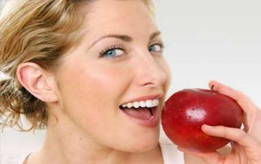 التفاح والبصل.. أطعمة طبيعية تحميك من الجلطات 
