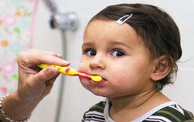 تعليم الأطفال تنظيف أسنانهم مبكرا ضرورة 