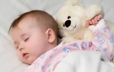 وضعية نوم الطفل تؤثر على رأسه