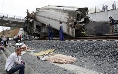 حادث قطار مروع يوقع عشرات القتلى والجرحى في اسبانيا