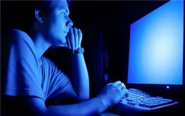 دراسة تحذر من استخدام الكمبيوتر والهاتف ليلا