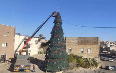 عبلين:نصب الشجرة في ساحة الميلاد تحضيرا لانارتها