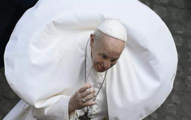 البابا فرانسيس يقر دستورا جديدا يسمح للنساء‭ ‬بتولي رئاسة إدارة في الفاتيكان